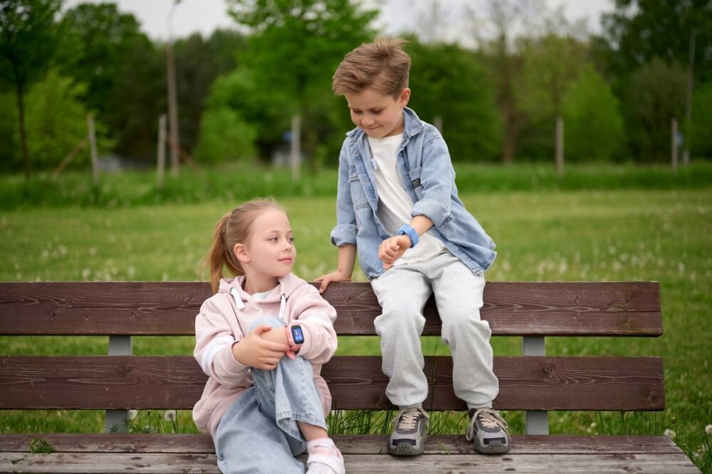 Smartwatch GARETT Kids Sun Ultra 4G   ekran bateria czujniki zdrowie sport pasek ładowanie pojemność rozdzielczość łączność sterowanie krew puls rozmowy smartfon aplikacja 