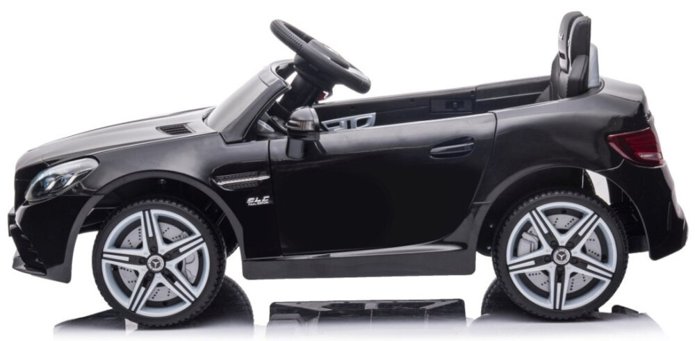 Samochód dla dziecka MILLY MALLY Mercedes-Benz SLC Czarny samochód na białym tle widoczny z boku autko sportowe zasilanie żelowy akumulator o napięciu 6 V i pojemności 4,5 Ah czas ładowania około 8 godzin dla dzieci od 3. roku życia w trybie kontroli rodzicielskiej maluchy od 18. miesiąca życia