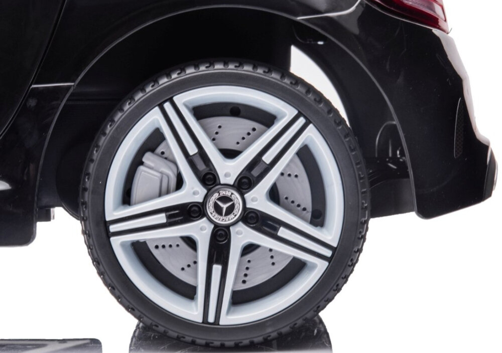 Samochód dla dziecka MILLY MALLY Mercedes-Benz SLC Czarny zbliżenie na koło metalowe osie kół koła o średnicy 21 trwałość i stabilność pojazdu amortyzatory sprężynowe redukują odczuwalne drgania