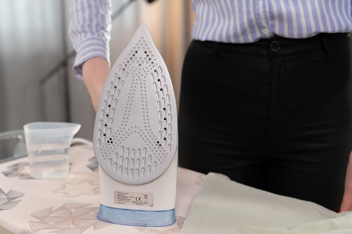 Żelazko GÖTZE & JENSEN IG550 stopa ceramiczna odporna na zarysowania poslizg