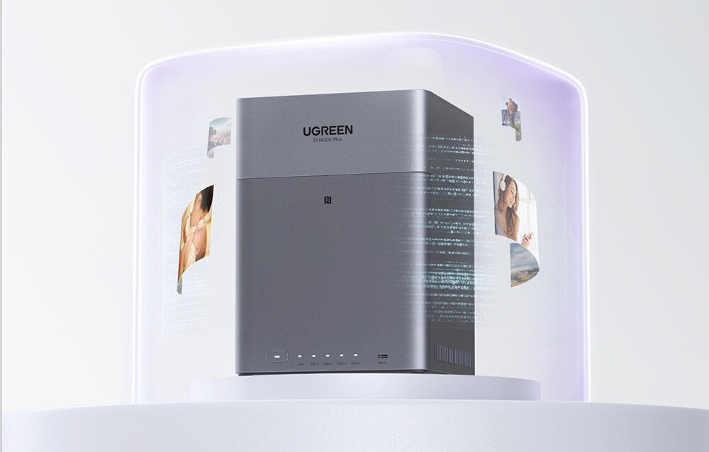 Na obrazie widoczny jest szary serwer plików z napisem \'UGREEN DH4300 Pius\' umieszczony na białej podstawie. Wokół serwera unoszą się półprzezroczyste obrazy przedstawiające różne sceny.