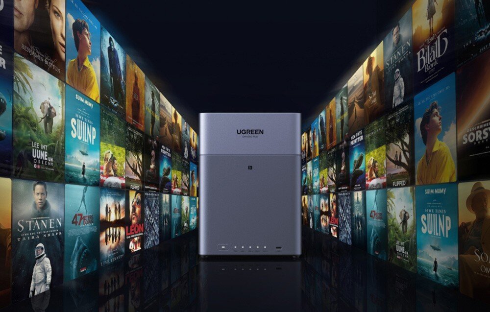 Na środku obrazu znajduje się serwer plików z logo \'UGREEN\', otoczony przez ściany z miniaturami okładek filmów i seriali. Serwer ma prostokątny kształt i srebrny kolor.