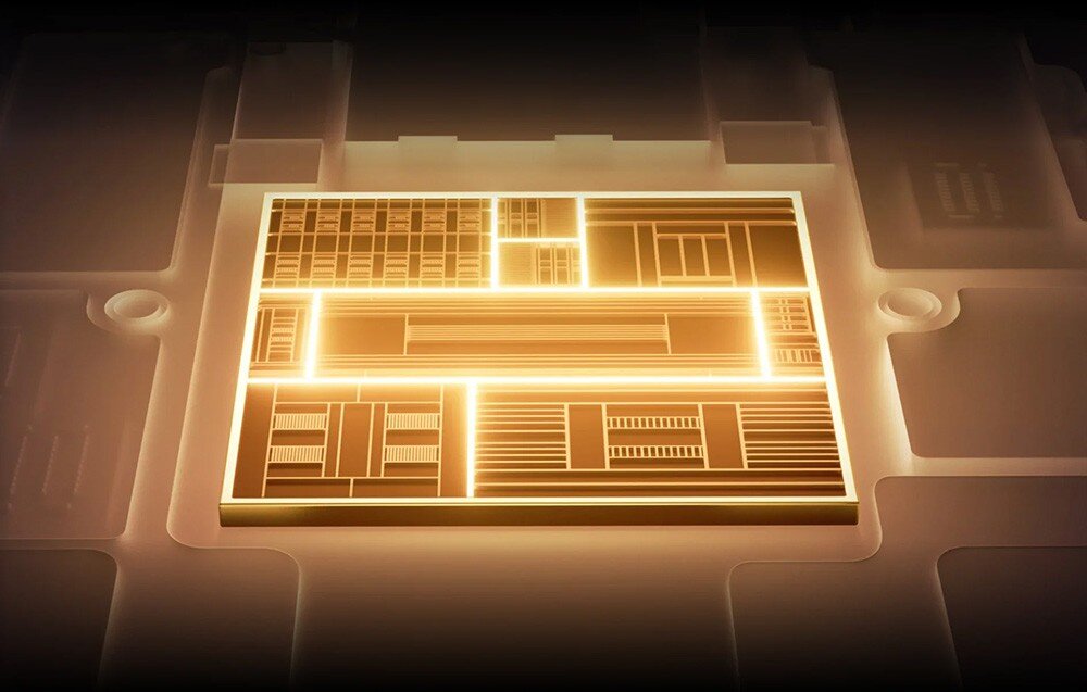 Obraz przedstawia schematyczny układ scalony z podświetlonymi liniami i prostokątami w kolorze złotym na ciemnym tle.