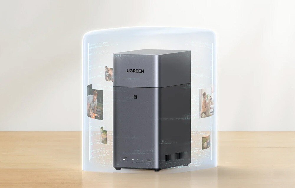 Na drewnianym blacie stoi szary serwer plików z napisem \'UGREEN\'. Wokół urządzenia widoczne są unoszące się obrazy i delikatna poświata.