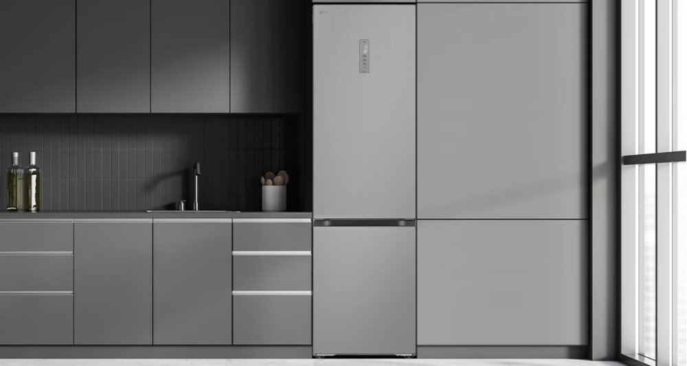 LODÓWKA LG GBV5250CPY front zdjęcie lifestyle Smart Inverter system No Frost pojemność 387 l (277 l + 110 l) Technologia LINEARCooling Technologia DoorCooling+ System Multi Air Flow Moist Balance Crisper Szuflada FRESHConverter półka na wino