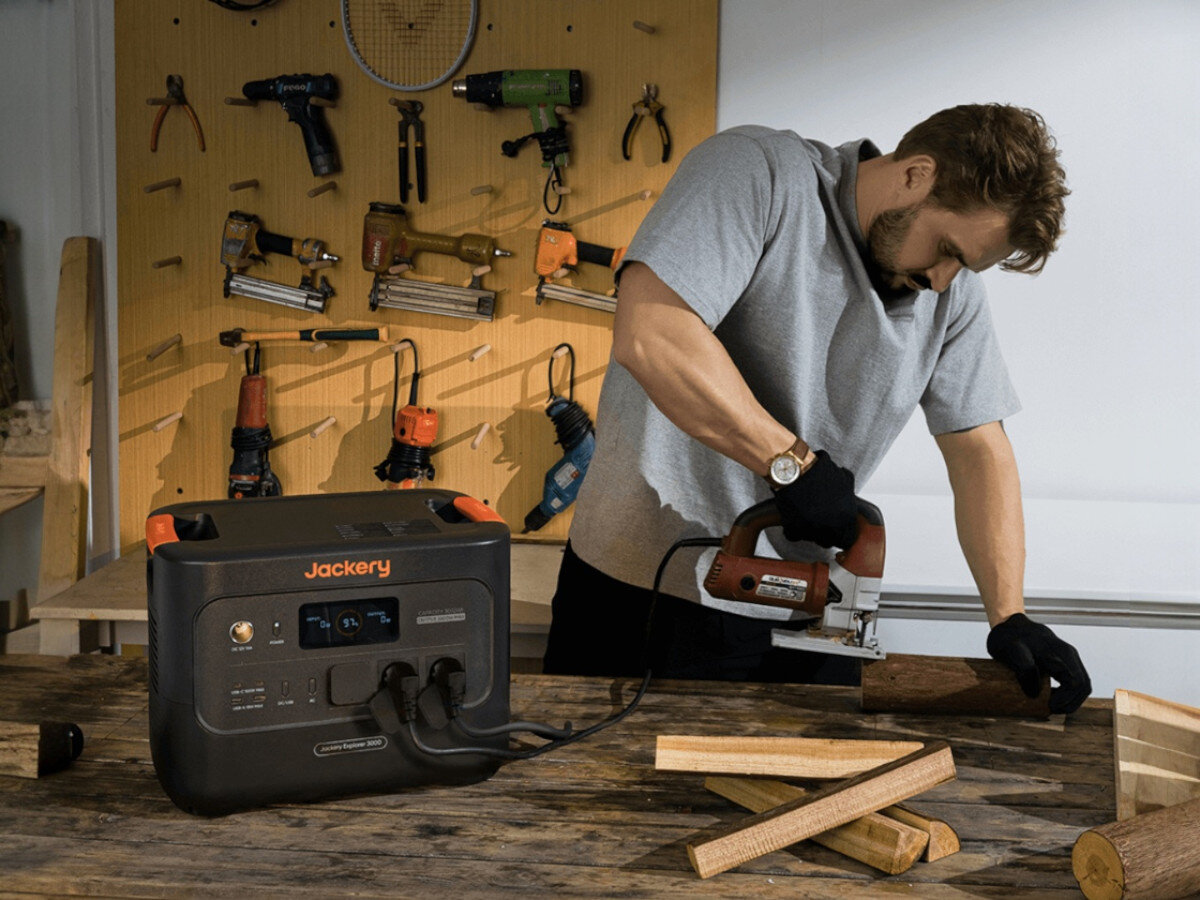 Stacja zasilania JACKERY Explorer 3000 V2 EU 3072 Wh Bank energii, energia, moc, backup, niezależność, mężczyzna pracuje w stolarni przy pomocy stacji zasilania