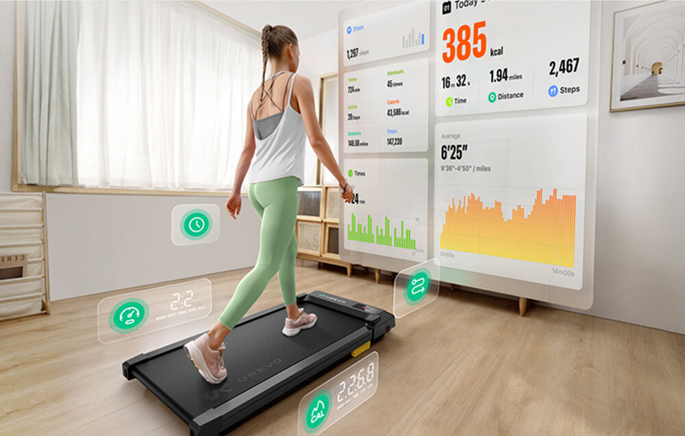 Bieżnia elektryczna UREVO Spacewalk E1L 1865W 6.4 km-h pokój osoba idzie na bieżni na ścianie wyświetlane są dane z aplikacji aplikacja UREVO APP dostęp do wszystkich ustawień bieżni bez schylania się czy przerywania treningu funkcja screen mirroring przenosi dane na większy ekran