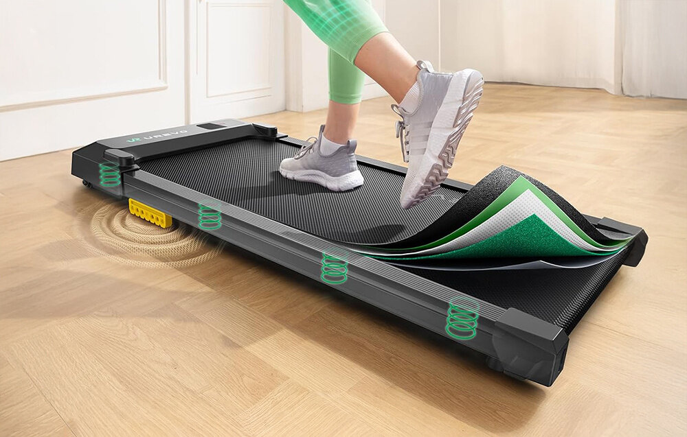 Bieżnia elektryczna UREVO Spacewalk E1L 1865W 6.4 km-h pokój osoba idzie na bieżni zbliżenie na pas biegowy cztery programy tryby Free Training Goal Workout Immersive Running Challenge Mode