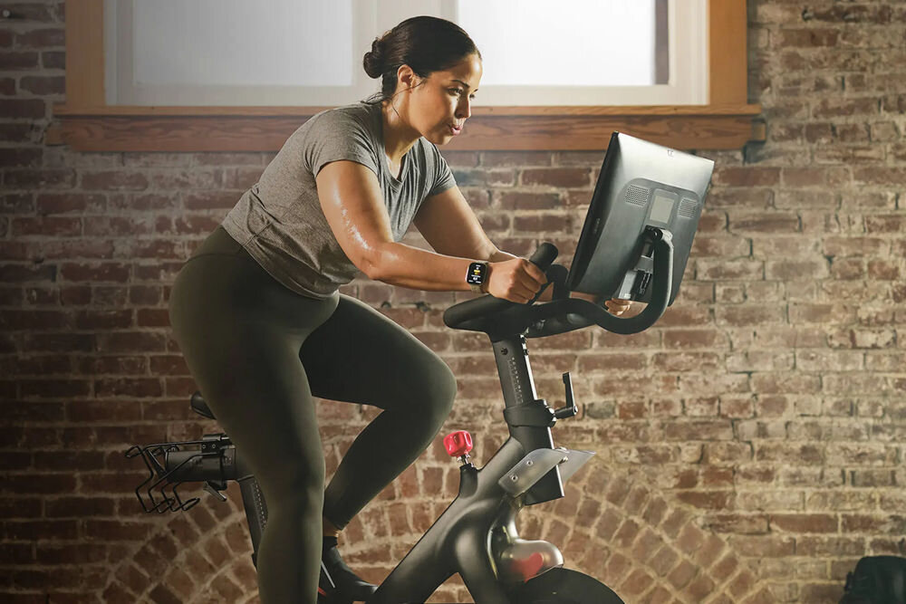 Smartwatch AMAZFIT Bip 6 osoba ćwicząca na rowerze stacjonarnym biotracker monitorowanie tętna snu poziomu tlenu stresu