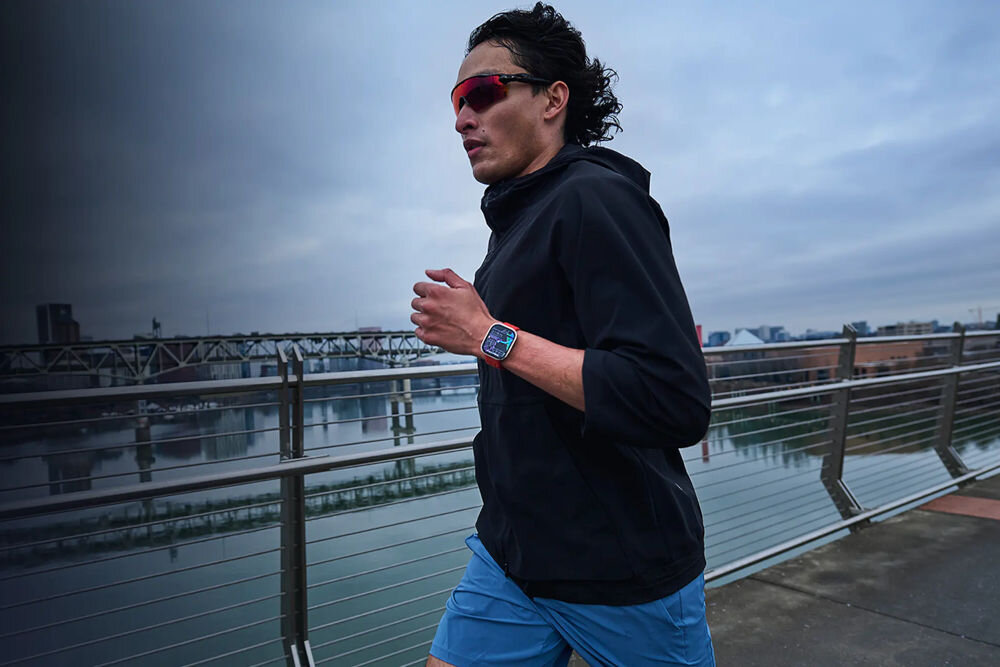 Smartwatch AMAZFIT Bip 6 osoba biegnąca nad wodą aplikacja monitorowanie postępów kondycji spersonalizowane wskazówki