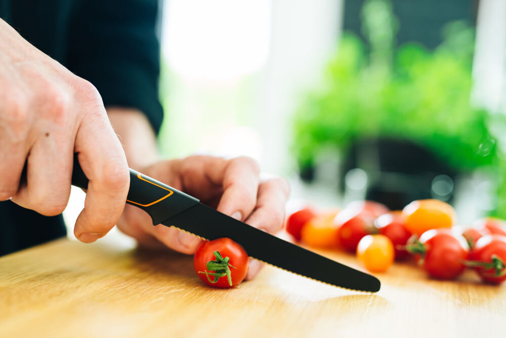 Zestaw noży FISKARS Edge 1003099 (6 elementów) pięć różnorodnych noży wiele zadań kulinarnych mały nóż do skrobania obieranie warzyw i owoców nóż do pomidorów ułatwienie krojenia produktów o śliskiej skórce długi nóż do chleba kroi każdy rodzaj pieczywa nóż szefa kuchni Santoku wygodne krojenie mięsa ryb siekanie warzyw codzienna bardziej zaawansowana kuchnia