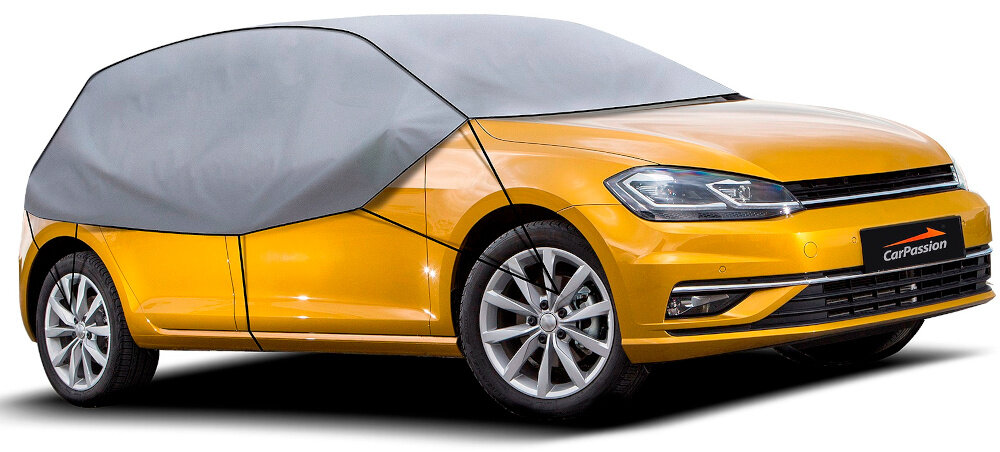 Pokrowiec na samochód CARPASSION Half 10017 (rozmiar M-L) samochód z założonym pokrowcem na białym tle starannie dobranym wymiarom elastycznym wykończeniem dla samochodów typu hatchback o długości nadwozia w zakresie 275–295 cm uniwersalnym wymiarom elastycznej konstrukcji skutecznie osłaniając dach i szyby pojazdu na wysokości około 75 cm