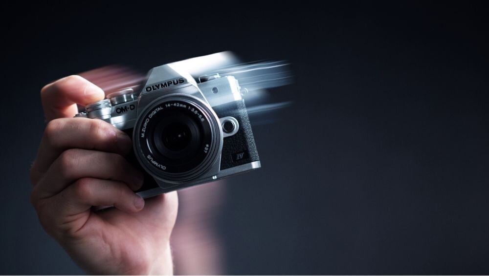 Aparat OLYMPUS E-M10 Mark IV zdjęcia obiektyw ekran wizjer ogniskowa przysłona migawka obudowa bateria zasilanie filmy nagrywanie rozdzielczość matryca rozmiar przekątna tryby iso montaż lampa światło przyciski sterowanie menu kontrast jasność balans bieli filtry cmos karta pliki format zapis seria