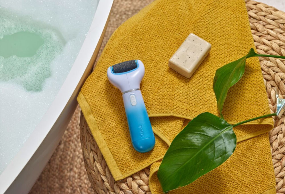 Pilnik elektryczny do stóp SCHOLL Expert Care™ z 2 głowicami Różowy zasilany bateriami twardy naskórek miękkie stopy gładkie pięty 