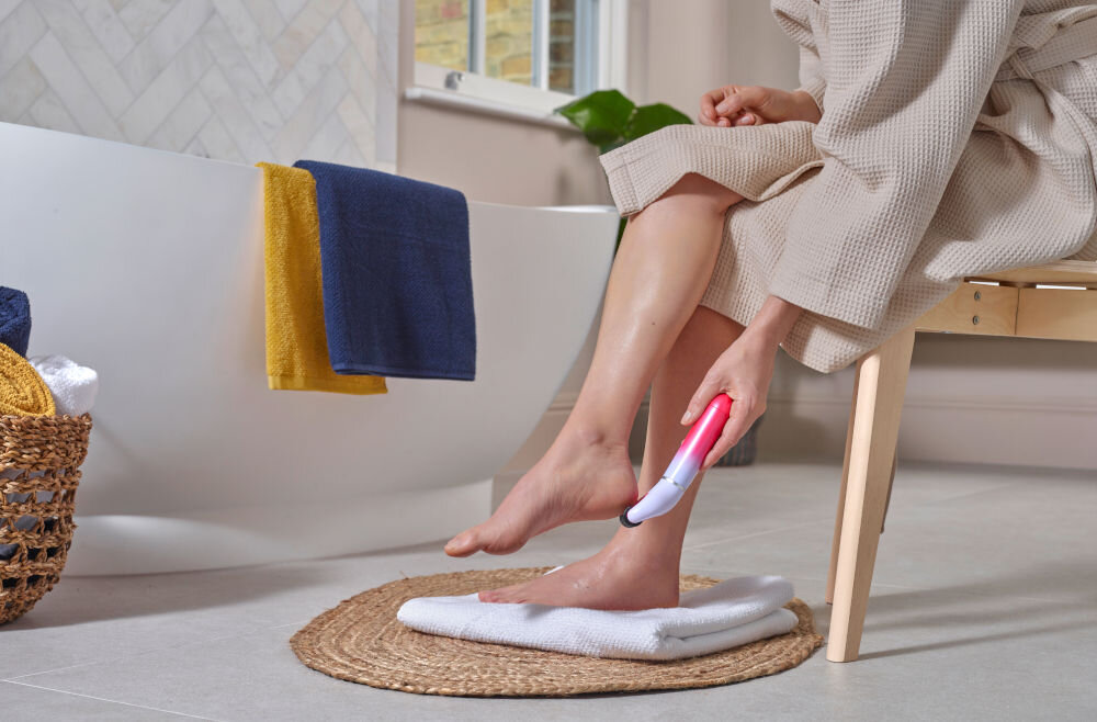 Pilnik elektryczny do stóp SCHOLL Expert Care™ z 2 głowicami Różowy komfort suche wilgotne stopy głowice obrotowe ziarno pękające pięty redukcja zrogowaceń minimalizuje oznake pęknięć