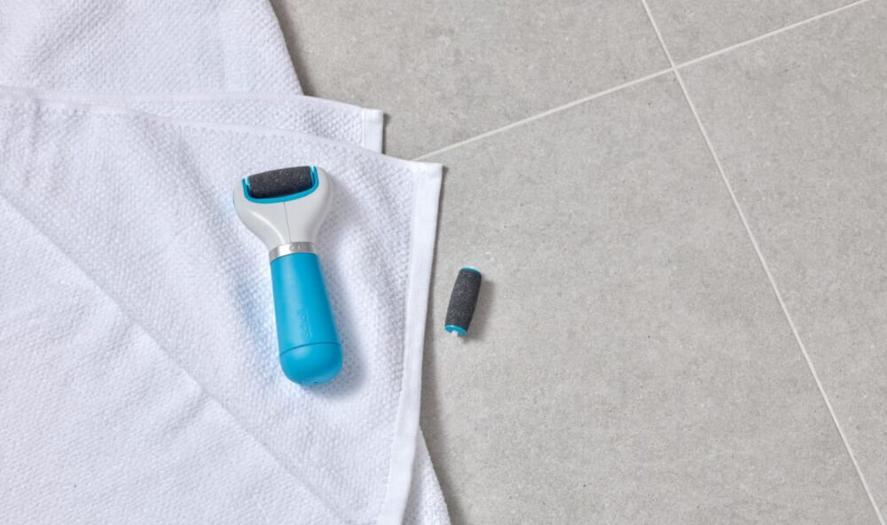 Pilnik elektryczny do stóp SCHOLL Expert Care™ z 2 głowicami Różowy komfort użytkowania ergonomiczny miły w dotyku uchwyt 