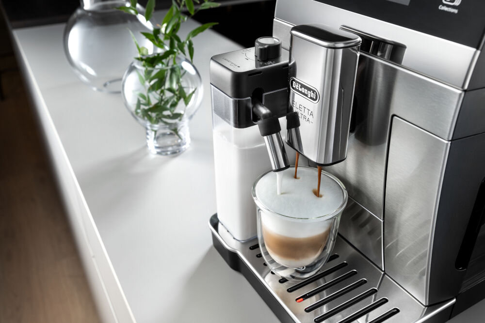 Ekspres De'Longhi Eletta Ultra spieniający gorące mleko do puszystego cappuccino przy użyciu czarnej karafki LatteCrema Hot.