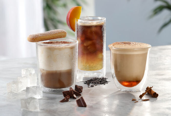 Kreatywne napoje kawowe z ekspresu De'Longhi: kawa mrożona z brzoskwinią, deser kawowy z biszkoptem oraz kawa z cynamonem i czekoladą.