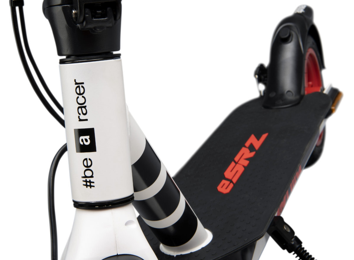 Zbliżenie na biało-czarną hulajnogę elektryczną z czerwonymi akcentami. Na ramie widoczny jest napis \'#be a racer\', a na podeście napis \'eSRZ\'.