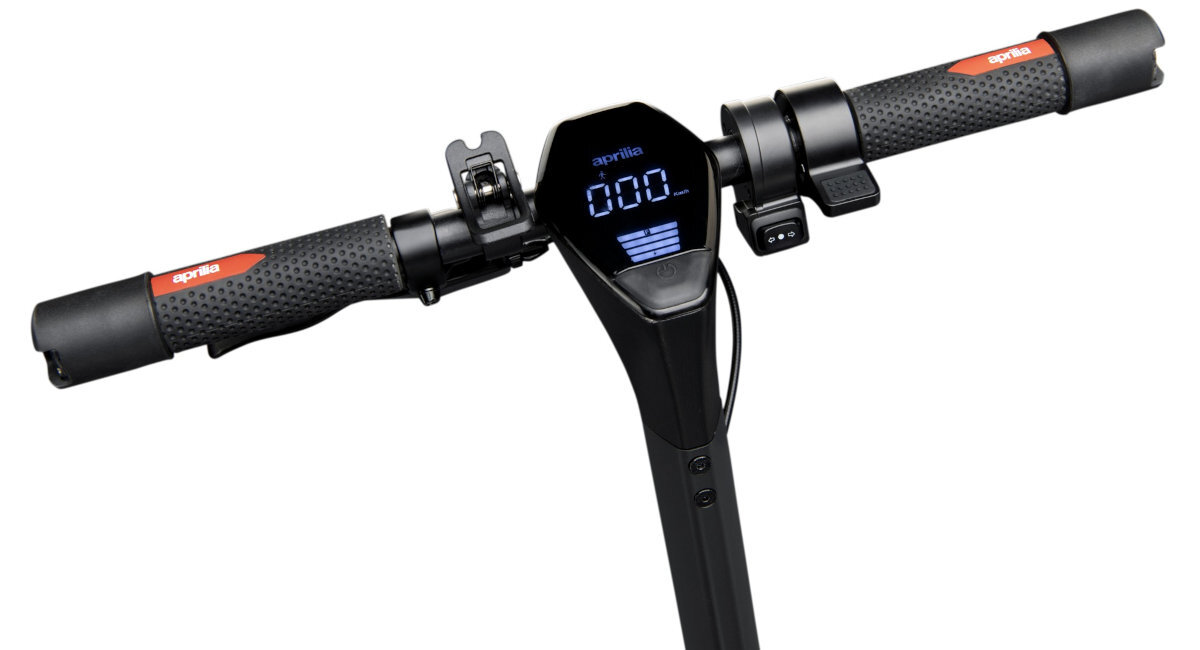 Kierownica hulajnogi elektrycznej z wyświetlaczem pokazującym \'000\' oraz logo \'APrilia\'. Rączki są czarne z czerwonymi elementami i widocznym napisem \'aprilia\'.
