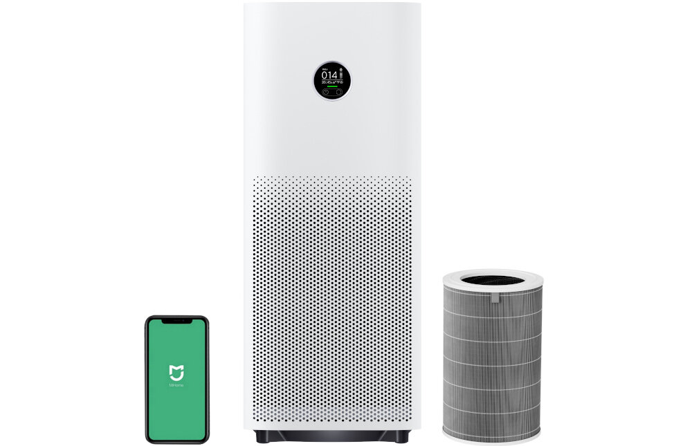 Na obrazie znajduje się biały oczyszczacz powietrza z okrągłym wyświetlaczem, obok niego stoi cylindryczny filtr oraz smartfon z zielonym ekranem i białym logo. Wyświetlacz oczyszczacza pokazuje wartość \'014\'.