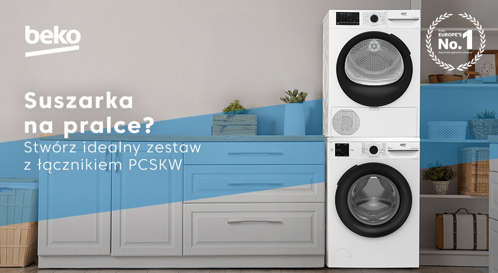 ŁĄCZNIK BEKO PCSKW Grafika przedstawia biały zestaw pralka + suszarka BEKO ustawiony w słupku na tle zabudowy w pastelowych, niebiesko‑szarych odcieniach, z roślinami i dekoracjami po bokach. Z lewej strony widoczny jest duży napis: „Suszarka na pralce? Stwórz idealny zestaw z łącznikiem PCSKW”, a w prawym górnym rogu znak „Europe’s No.1” podkreślający pozycję marki