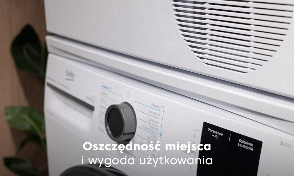 ŁĄCZNIK BEKO PCSKW Zbliżenie na ustawioną w słupku pralkę z suszarką Beko, połączone łącznikiem między urządzeniami. Na dole kadru widoczny jest biały napis „Oszczędność miejsca i wygoda użytkowania”, podkreślający kompaktowe rozwiązanie do małych przestrzeni stabilizacja bezpieczeństwo suszarka pralka zestaw pionowy oszczędność przestrzeni organizacja wygoda