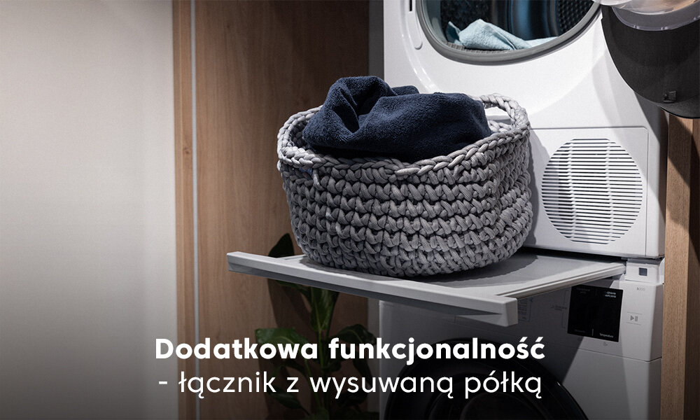 ŁĄCZNIK BEKO PCSKW Widzimy suszarkę ustawioną na pralce Beko, między którymi zamontowano łącznik z wysuwaną półką, na której stoi pleciony kosz z ręcznikami. U dołu kadru umieszczono biały napis „Dodatkowa funkcjonalność – łącznik z wysuwaną półką”, podkreślający wygodę odkładania i składania prania tuż przy urządzeniach Łącznik wysuwana półka blat roboczy składanie ubrań odkładanie detergentów wygoda praktyczność