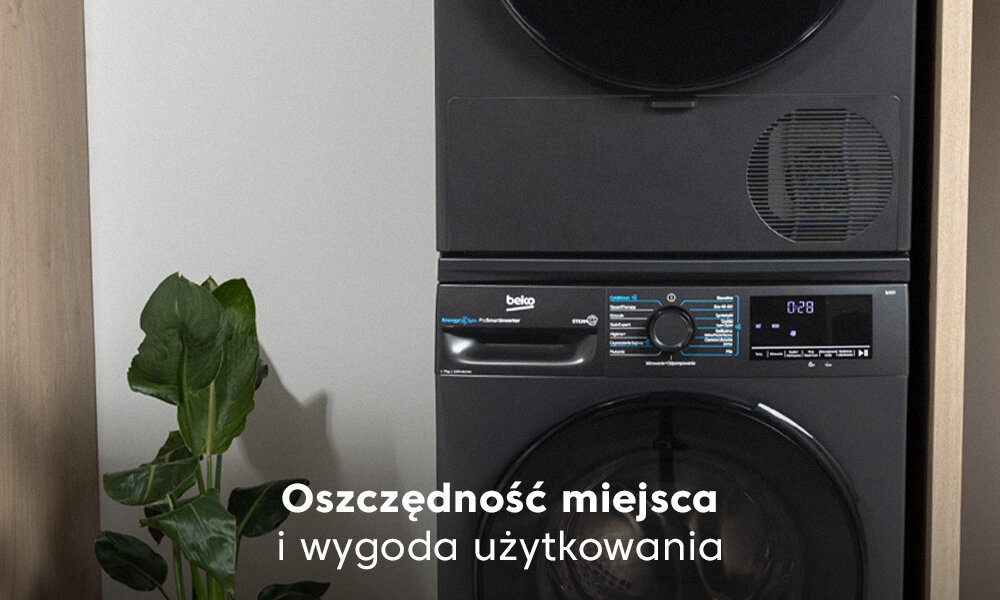 Na obrazie widoczna jest pralka i suszarka marki Beko ustawione jedna na drugiej, obok rośliny doniczkowej. Na dole znajduje się tekst: \'Oszczędność miejsca i wygoda użytkowania\'.
