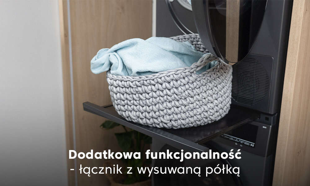 Na obrazie widoczny jest kosz z ręcznikiem umieszczony na wysuwanej półce pralki. Tekst na dole obrazu: \'Dodatkowa funkcjonalność - łącznik z wysuwaną półką\'.