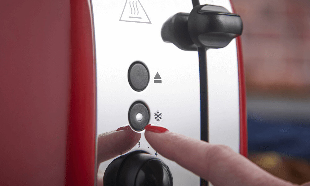 Toster RUSSELL HOBBS Colours Plus 2S 26554-56 Czerwony Dodatkowe funkcje zamrożone pieczywo, odgrzewać wystygłe tosty przerwać opiekanie w dowolnym momencie