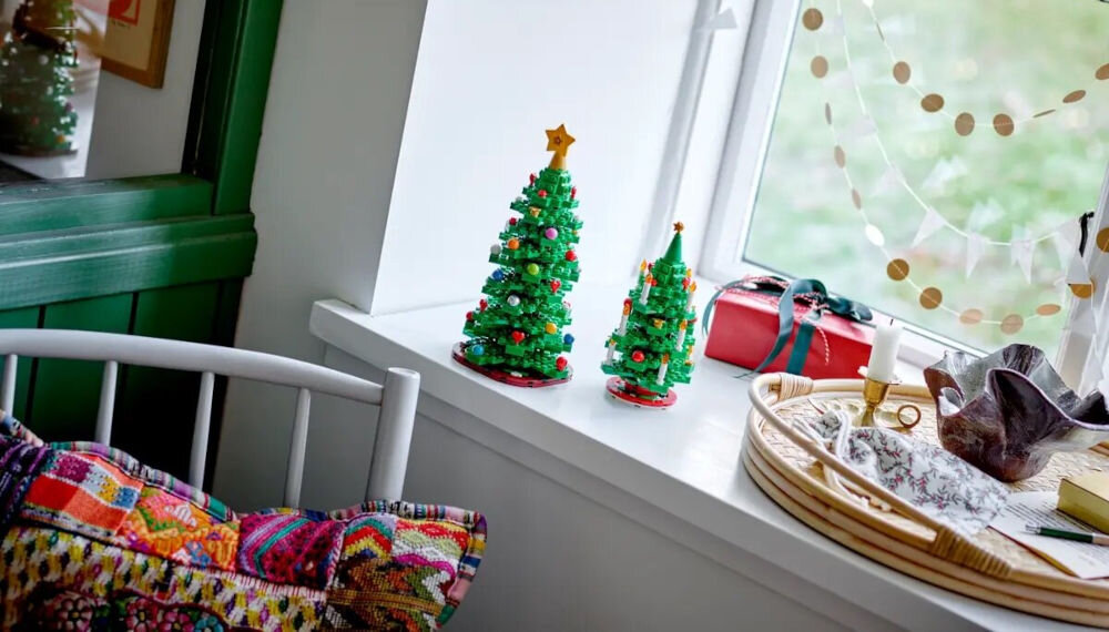 LEGO 40573 Choinka dwie choinki z klocków stojące na parapecie będące dekoracją wprowadzającą do domu świąteczny klimat zestaw zawiera 784 elementy w tym kolorowe klocki i różne elementy dekoracyjne
					produkt stwarza okazję do wspólnej zabawy i rozwijania kreatywności, został wykonany z trwałych i bezpiecznych materiałów