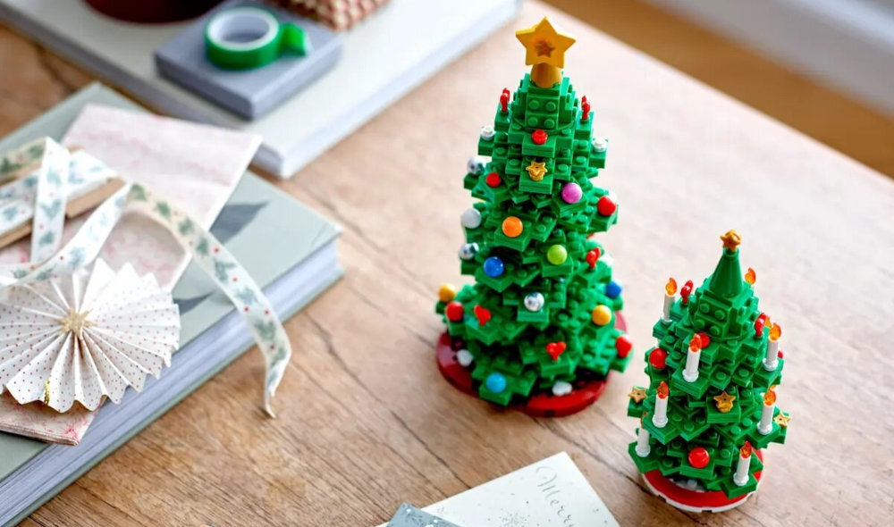 LEGO 40573 Choinka dwie choinki stojące na biurku, zestaw to dobra okazja do rozwijania wyobraźni i wspólnej zabawy zawiera kolorowe elementy, które pozwalają tworzyć unikalne ozdoby, które można dobrowolnie zmieniać i modyfikować