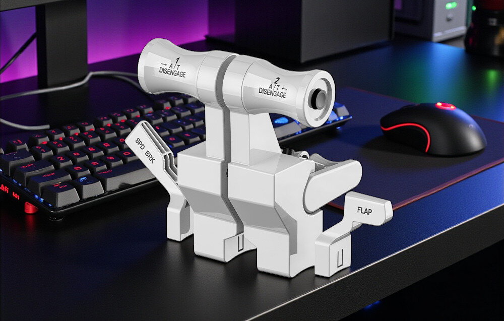 Moduł przepustnicy MOZA RACING AS015 TQB, Boeing, realizm, lotnictwo, symulator, Srebrny uchwyt biurkowy SPK FLAP zamontowany na biurku gamingowym z RGB, obok klawiatury mechanicznej i myszy – dwuramienny stojak z mechanizmem „Disengage” i wspornikami FLAP