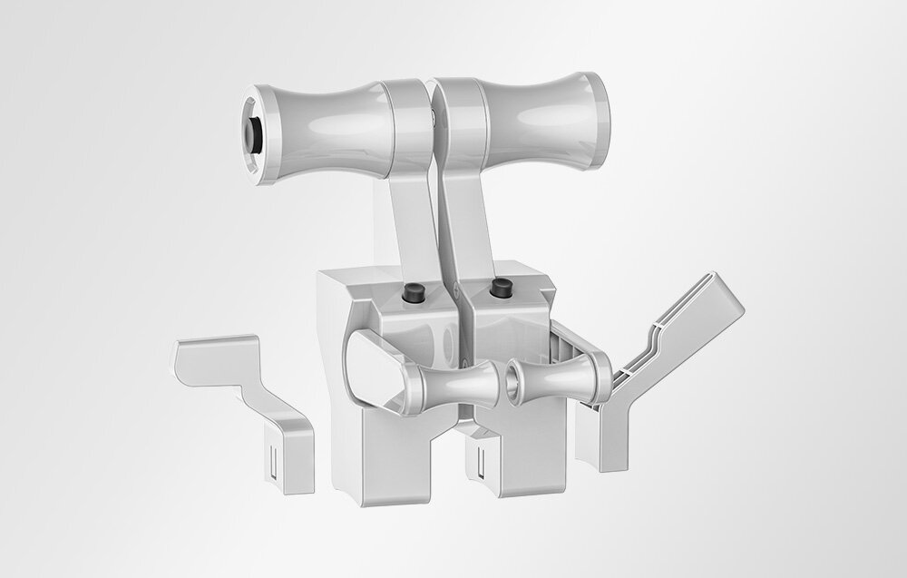 Moduł przepustnicy MOZA RACING AS015 TQB, dokładność, rewers, bezpieczeństwo, sterowanie, Efekt motion blur pokazujący mechanizm regulacji uchwytu SPK FLAP – ramię z cylindrem „Disengage” i wspornikami FLAP/SPD BRK w ruchu.