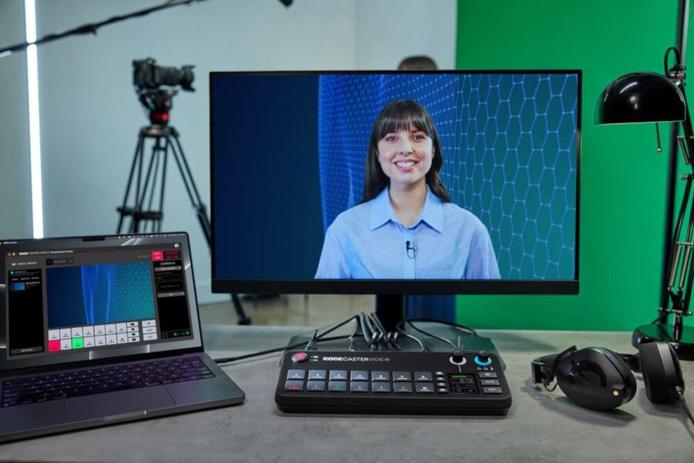 Mikser audio RODE Rodecaster Video -mikser na biurku, ekran komputera, kontrola, przejscia, zaniki, przelaczanie