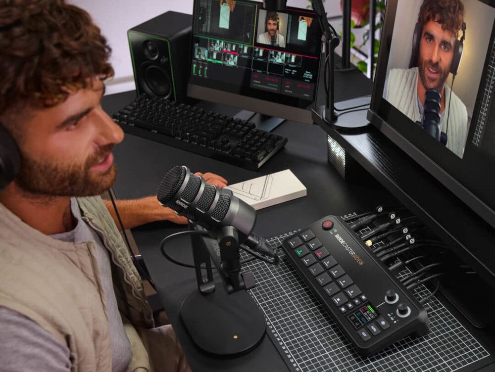 Mikser audio RODE Rodecaster Video - dzwiek, miksowanie, przetwarzanie, mezczyzna mowiacy do mikrofonu, mikser w tle
