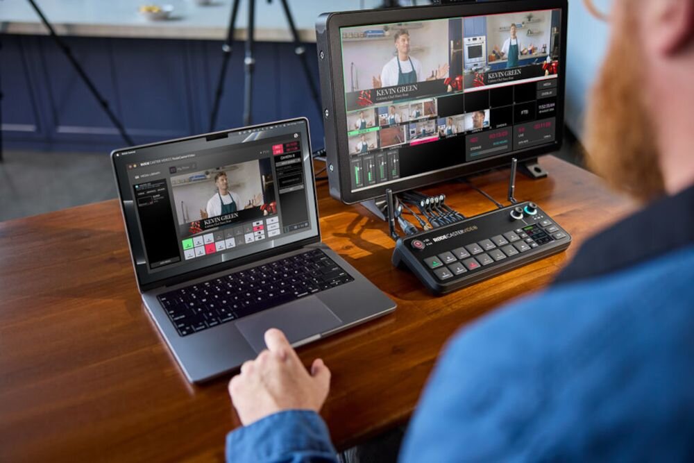 Mikser audio RODE Rodecaster Video - mezczyzna przed komputerem i konsola