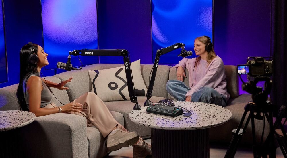 Mikser audio RODE Rodecaster Video - solo, dwie kobiety, konsola na stole