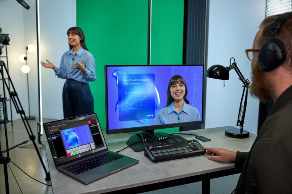 Mikser audio RODE Rodecaster Video - kobieta w tle, mezczyzna obslugujacy mikser, kontrola, dzwiek