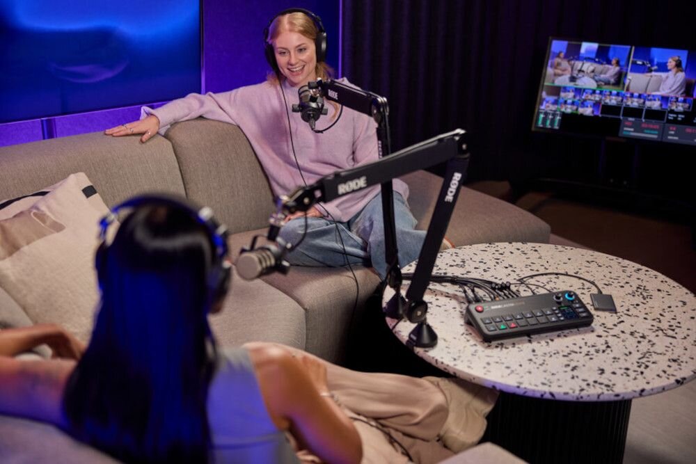 Mikser audio RODE Rodecaster Video produkcja dwie kobiety, mikser na stole, wideo, audio