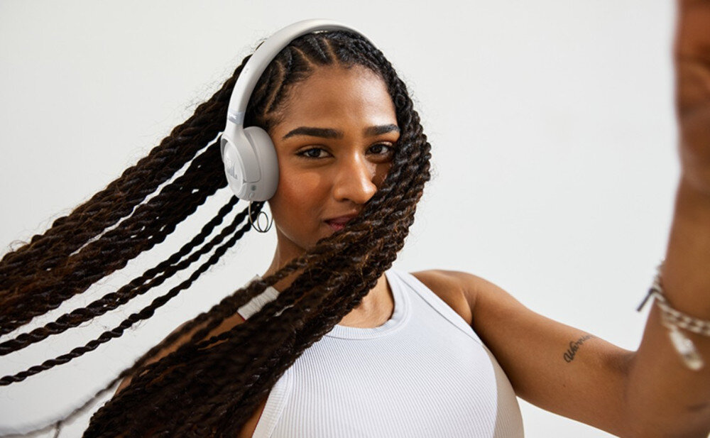 Słuchawki nauszne JBL Tune 680NC ANC bezprzewodowe z aktywną redukcją hałasu, osoba z założonymi słuchawkami nausznymi