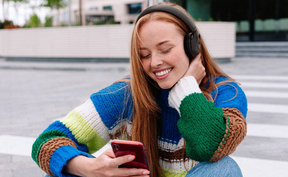 Słuchawki JBL Tune 680NC Hi-Res Pure Bass i przestrzenne brzmienie, osoba z założonymi słuchawkami nausznymi