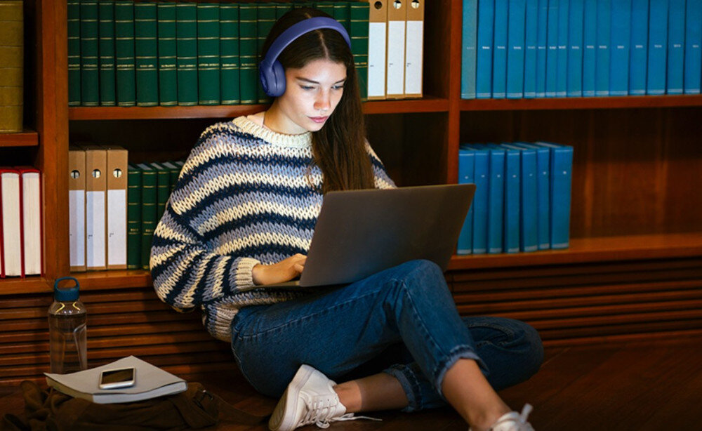 Słuchawki JBL Tune 680NC adaptacyjne tłumienie hałasu Smart Ambient, osoba z założonymi słuchawkami nausznymi