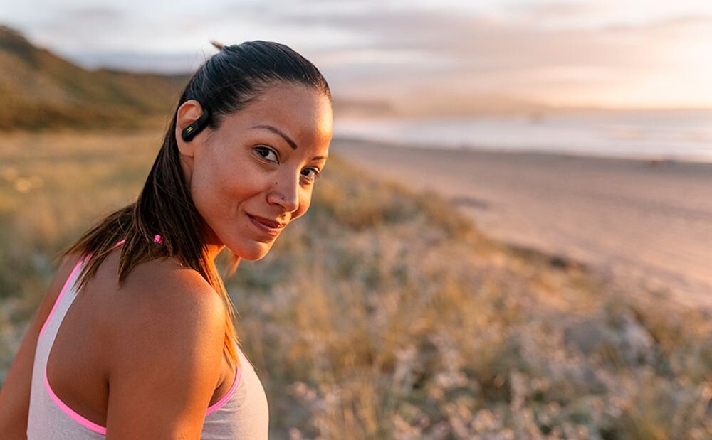 Słuchawki dokanałowe JBL Endurance Peak 4 TwistLock dopasowanie haczyki silikonowe stabilność sport, osoba z założonymi słuchawkami