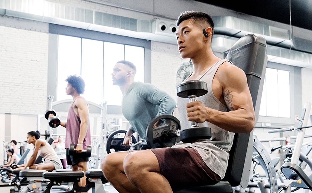 Słuchawki dokanałowe JBL Endurance Peak 4 redukcja hałasu Smart Ambient mikrofony świadomość otoczenia, osoba z założonymi słuchawkami