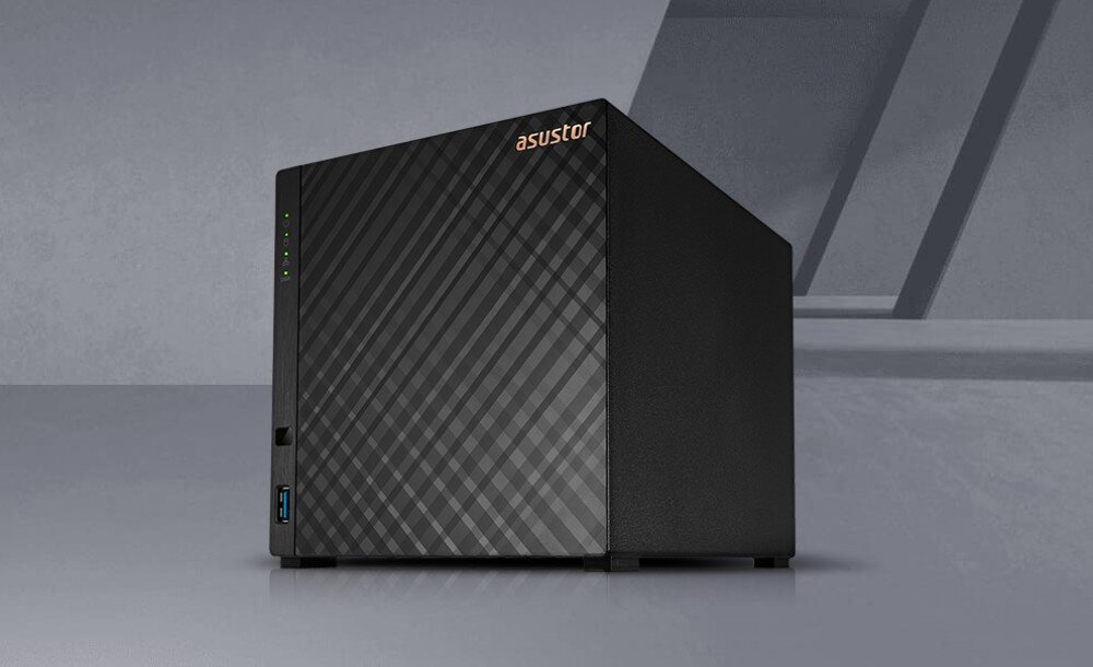 Serwer plików ASUSTOR AS1204T Czarna obudowa sieciowego serwera plików z panelem o teksturze w romby, logotypem marki na górze oraz diodami kontrolnymi i portem USB na frontowej krawędzi