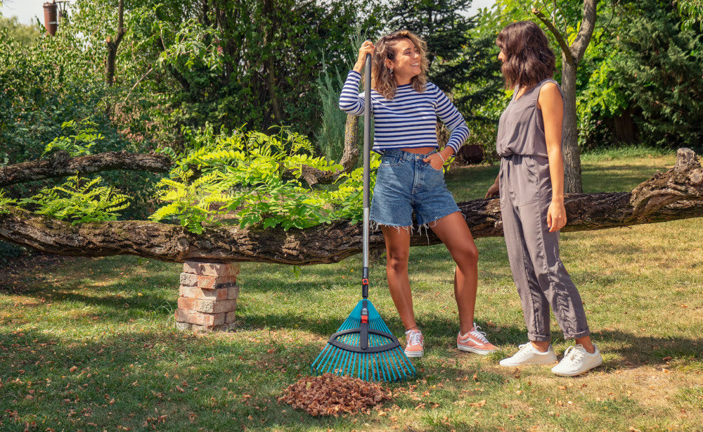 Trzonek aluminiowy GARDENA Combisystem 3734-20 130 cm dwie kobiety rozmawiaja jedna opiera się o trzonek uniwersalne narzedzie wygodna praca wokol domu i w ogrodzie lekki