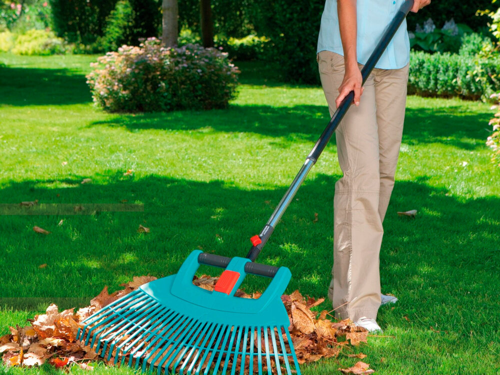 Trzonek aluminiowy GARDENA Combisystem 3734-20 130 cm osoba zgarnia liście z trawnika dlugosc 130 cm praca w wgodnej naturalnej pozycji bardzo dobrze dopasowany do wiekszosc uzytkowniko uniwersalne rozwiazanie