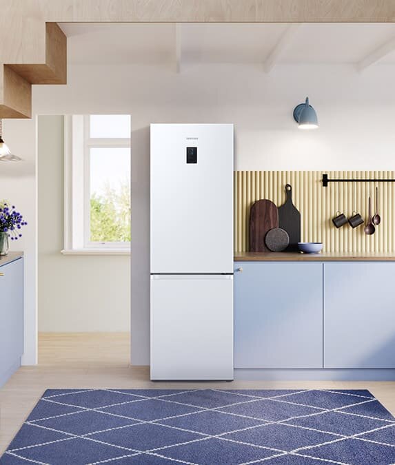 Dzięki płaskiemu frontowi lodówka RB34C671EWW wpasuje się w zabudowę